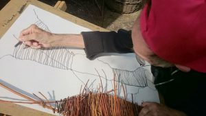 Karl Gindele zeichnet einen Weidenwatschel mit Graphit